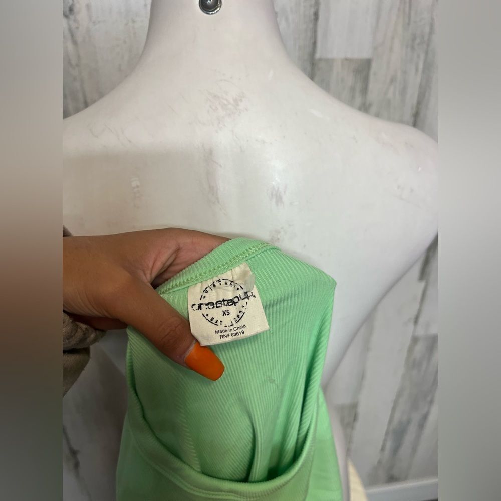 Green top  - Picture 3 of 6